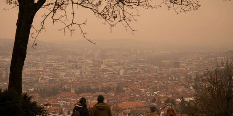 Am Sonntag könnte es ein wenig trüber am Himmel werden. (Archivbild) - Foto: Marijan Murat/dpa