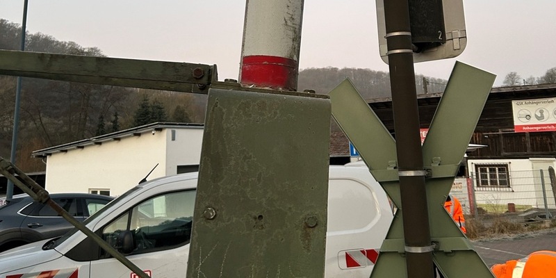 POL-PDKL: LKW beschädigt Bahnschranke - Foto: presseportal.de