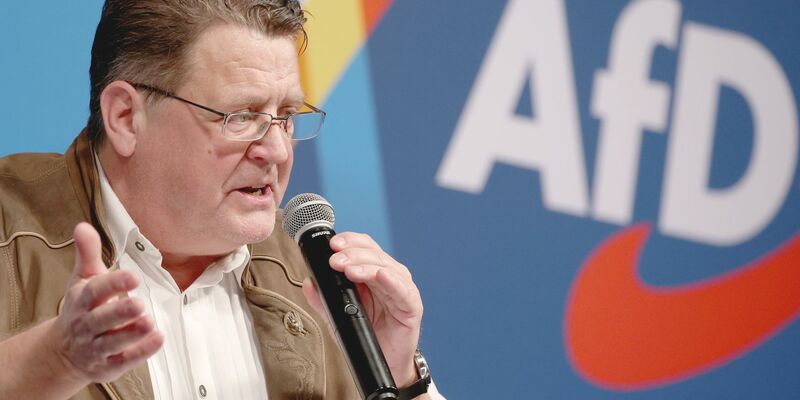 AfD-Vize Stephan Brandner kündigt mögliche juristische Schritte an, um die Sondersitzungen des Bundestags zu stoppen. - Foto: Karl-Josef Hildenbrand/dpa