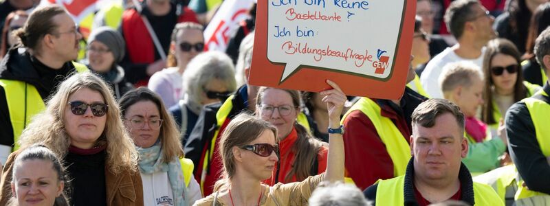 Am Equal Pay Day kam es außerdem zu Warnstreiks in Berufsgruppen, denen besonders viele Frauen arbeiten.  - Foto: Sebastian Kahnert/dpa