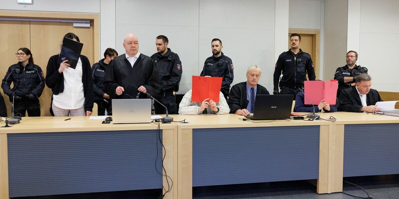 Drei Männer und eine Frau sind vor dem Landgericht Osnabrück zu mehrjährigen Haftstrafen verurteilt worden, weil sie eine 17-Jährige gefesselt, lebensgefährlich verletzt und bewusstlos in die Ems geworfen haben. (Archivfoto) - Foto: Friso Gentsch/dpa