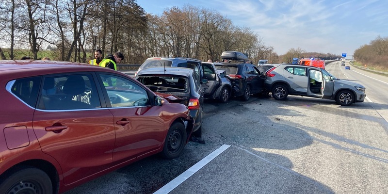 POL-WI: Verkehrsunfallflucht mit sieben beteiligten PKW und 6 verletzten Personen, Gemarkung Wiesbaden, BAB 3, zwischen Kreuz Wiesbaden und Niedernhausen, Freitag, 07.03.2025 - Foto: presseportal.de