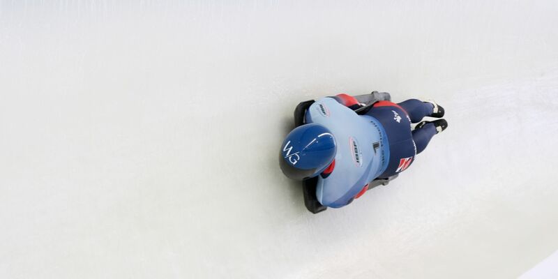 Matt Weston aus Großbritannien fuhr im dritten von vier WM-Läufen Bahnrekord. - Foto: Julia Demaree Nikhinson/AP/dpa