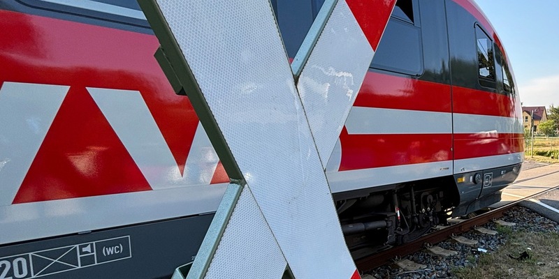 FW Dresden: Regionalbahn kollidiert mit PKW an unbeschranktem Bahnübergang - eine Person schwer verletzt - Foto: presseportal.de