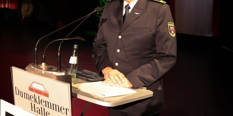 FW Ratingen: Wehrversammlung 2025 der Feuerwehr Ratingen - Ein feierlicher Abend voller Ehrungen und Ausblicke - Foto: presseportal.de