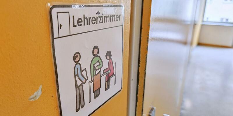 Genderzeichen vor einem Lehrerzimmer (Archiv) - Foto: über dts Nachrichtenagentur