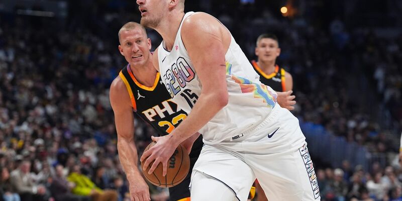 Gelassenheit und Klasse: Basketball-Star Jokic gegen Phoenix. - Foto: David Zalubowski/AP/dpa