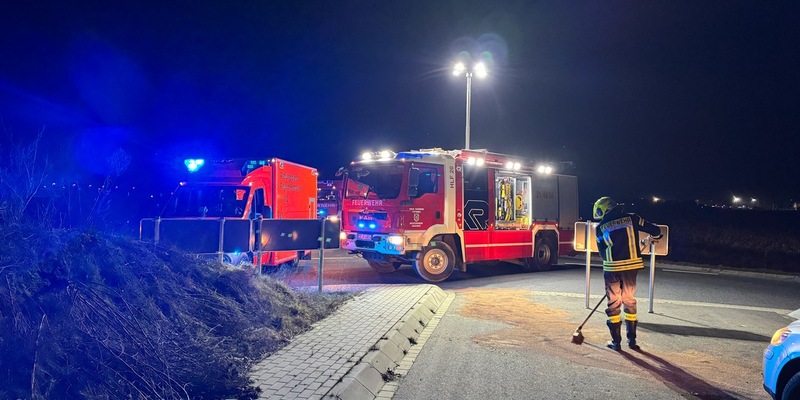 FW Flotwedel: PKW kollidiert mit Kreisverkehr - Betriebsstoffe laufen aus - Foto: presseportal.de