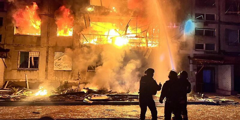 Bei neuen russischen Luftangriffe auf die Bergbaustadt Dobropillja starben viele Menschen. - Foto: Ukrainian Emergency Service/AP/dpa