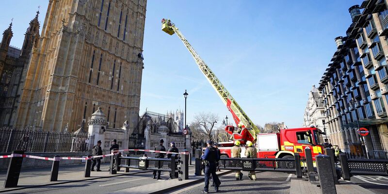 Großeinsatz in London: Ein Mann ist auf den Turm mit der Glocke Big Ben geklettert.  - Foto: James Manning/PA/AP/dpa