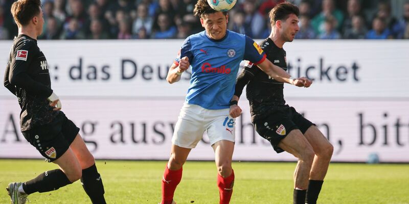 Die Stuttgarter Ermedin Demirovic (l) und Enzo Millot feiern den Treffer zum 2:2. - Foto: Christian Charisius/dpa