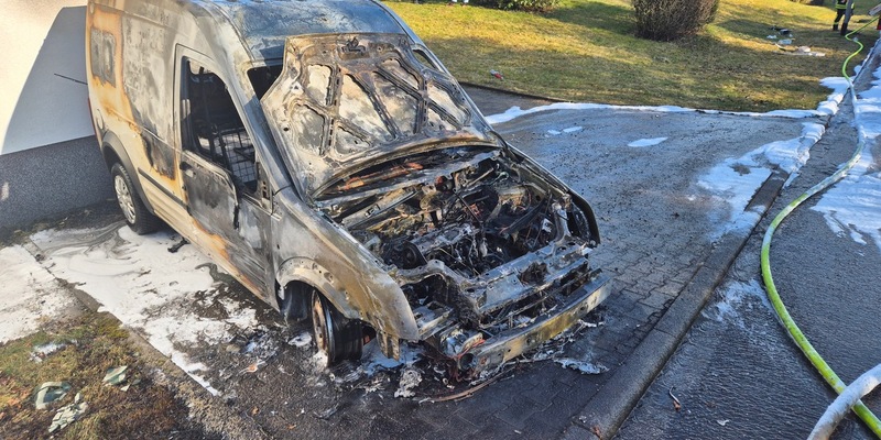 FW VG Westerburg: Kleintransporter brennt in Kölbingen vollständig aus - Foto: presseportal.de