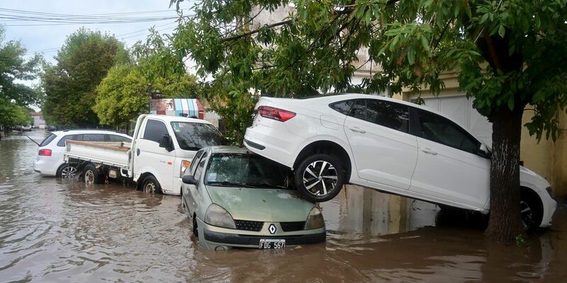 Innerhalb eines Tages fiel ein Drittel des durchschnittlichen Niederschlags pro Jahr.  - Foto: Juan Sebastian Lobos/AP/dpa