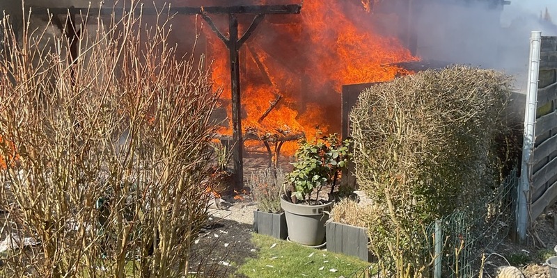 FW-DO: Feuer in Wambel / Gartenlaube brennt in voller Ausdehnung - Foto: presseportal.de