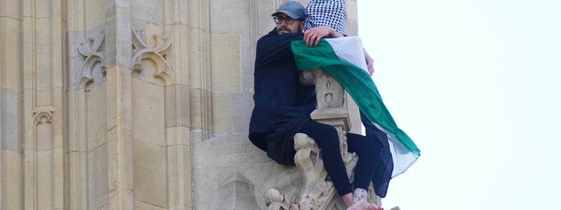 Barfuß war der Mann mit der Flagge auf den Turm geklettert. - Foto: James Manning/PA Wire/dpa