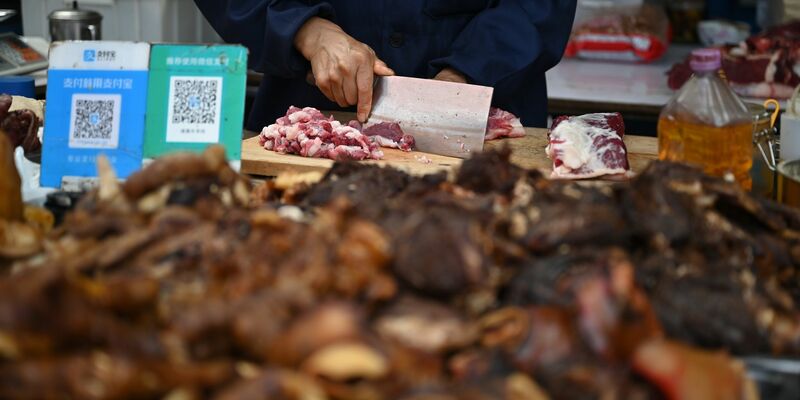In China sanken die Verbraucherpreise im März wieder, besonders stark betroffen waren Lebensmittel. (Archivbild) - Foto: Johannes Neudecker/dpa