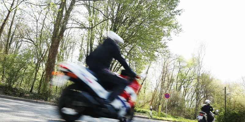 Zu Beginn der Motorradsaison werden am Wochenende viele Biker auf den Straßen erwartet. (Symbolbild) - Foto: Roland Weihrauch/dpa