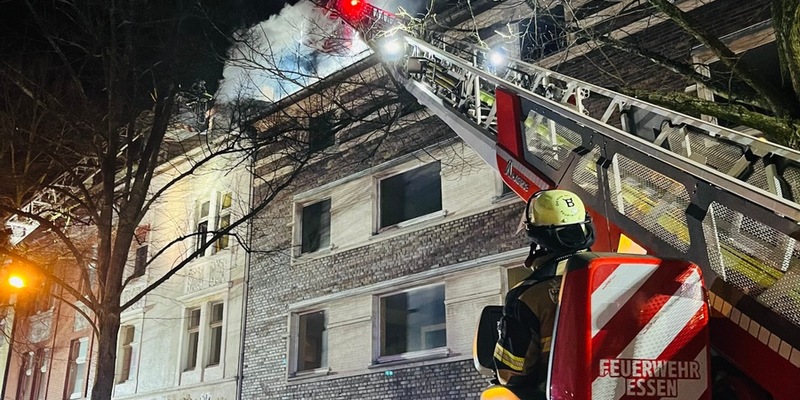 FW-E: Dachstuhlbrand in einem leerstehenden Mehrfamilienhaus - keine Verletzten - Foto: presseportal.de