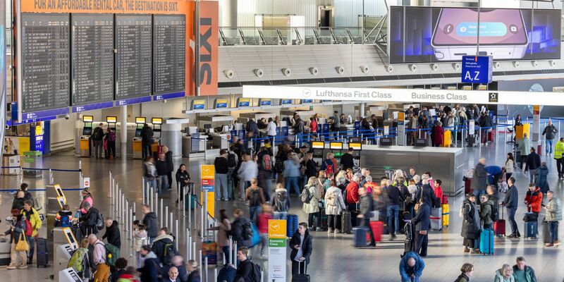 Mehr als 500.000 Flugpassagiere können ihre Reisen am Montag nicht wie geplant antreten. - Foto: Helmut Fricke/dpa