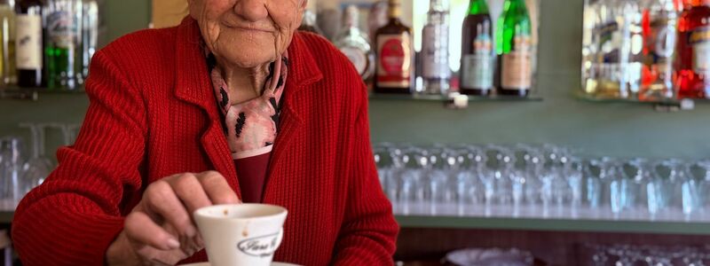 Das Café „Bar Centrale“ ist ein beliebter Anlaufpunkt.  - Foto: Christoph Sator/dpa