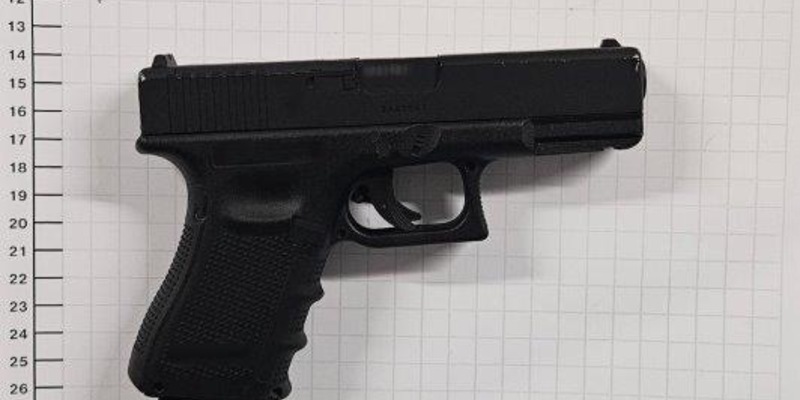 BPOL NRW: Bundespolizei findet Waffe und Einhandmesser bei 42-Jährigem auf - Foto: presseportal.de