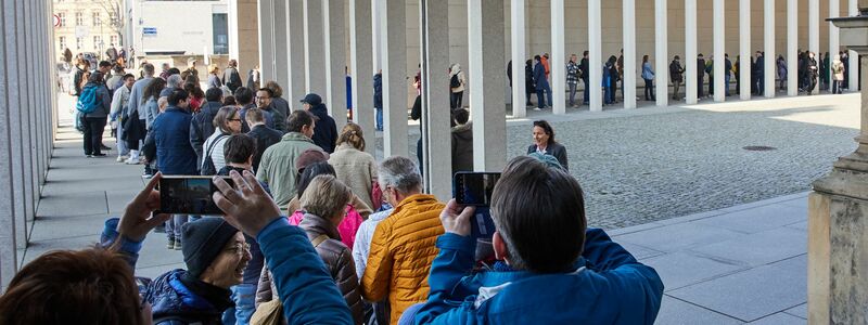 Eine Warteschlange bildete sich vor dem Eingang des Pergamonmuseums. - Foto: Joerg Carstensen/dpa