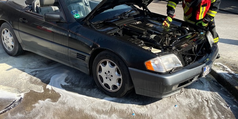 FW-OB: Brennender PKW auf Tankstellengelände in Oberhausen-Schmachtendorf - Foto: presseportal.de