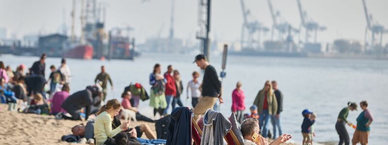 Die Sonne lockte auch viele Menschen zum Elbstrand in Hamburg. - Foto: Georg Wendt/dpa