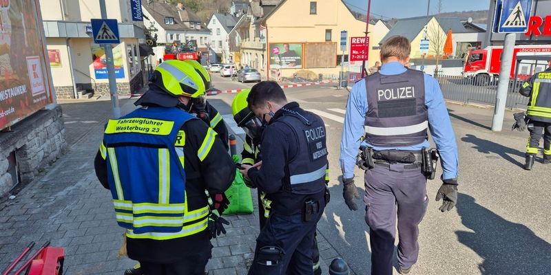 FW VG Westerburg: Chemischer Geruch aus Mehrfamilienhaus gemeldet - Feuerwehren im Einsatz - Foto: presseportal.de