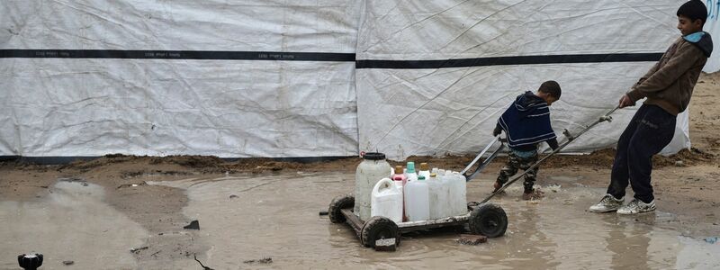 Eine Frau trauert um einen Menschen, der bei den israelischen Luftangriffen im Gazastreifen getötet wurde.  - Foto: Jehad Alshrafi/AP/dpa