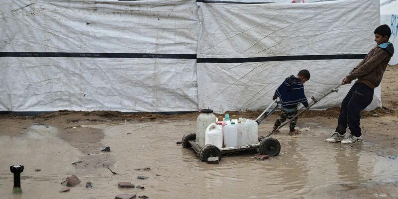 Erstmals seit Aufhebung der israelischen Blockade erreichen Hilfslieferungen einige Palästinenser im Gazastreifen.  - Foto: Jehad Alshrafi/AP/dpa