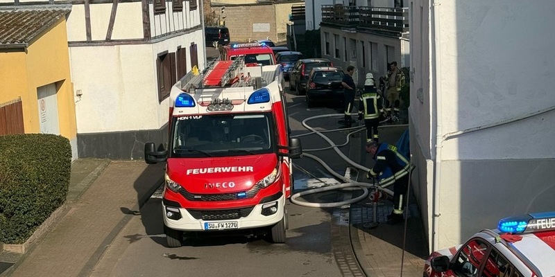 FW Bad Honnef: Pkw und Hecke brennen - Feuerwehr verhindert Übergreifen der Flammen - Foto: presseportal.de