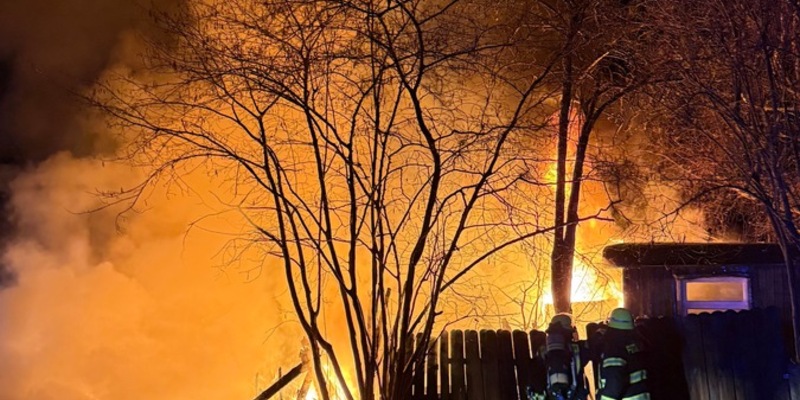 FW Neukirchen-Vluyn: Wochenendhaus in Vollbrand - Feuerwehr verhindert Brandausbreitung - Foto: presseportal.de