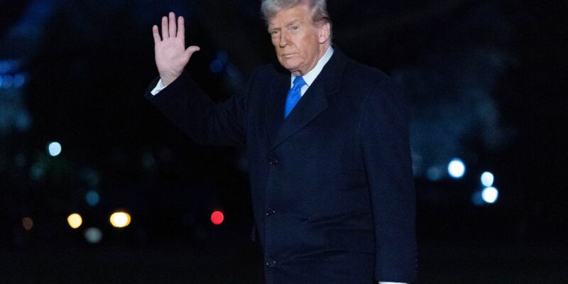 An Bord der Air Force One sagte Trump, die geplanten Zölle würden alle Länder treffen. - Foto: Jose Luis Magana/AP/dpa