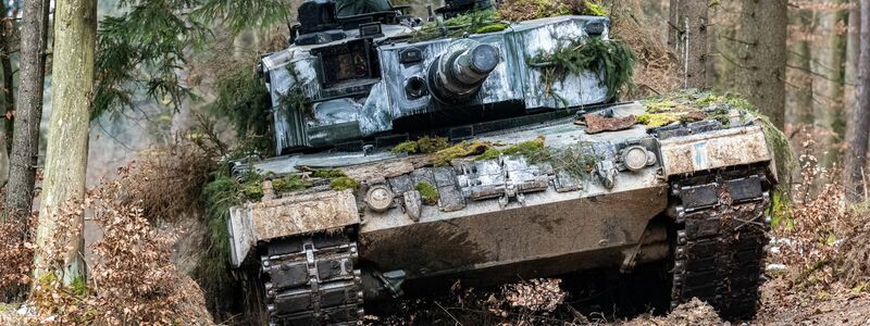 Ein in Deutschland produzierter Leopard-2-Panzer der polnischen Armee nimmt an einer internationalen Militärübung teil. (Archivbild) - Foto: Armin Weigel/dpa