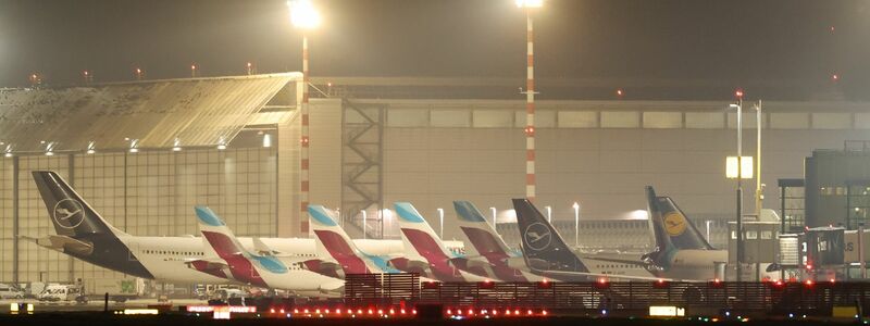 Rund 510.000 Passagiere können ihre Reisen nicht wie geplant antreten. - Foto: Christoph Reichwein/dpa