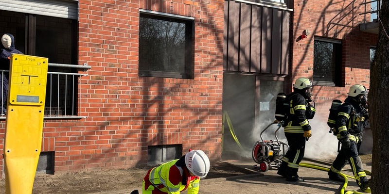FW Dinslaken: Feuerwehr Dinslaken trainiert am Institut der Feuerwehr in Münster - Foto: presseportal.de