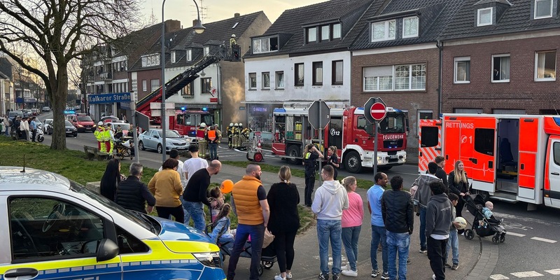 Feuerwehr Goch: Feuer in Hausflur: Personen über Drehleiter gerettet - Foto: presseportal.de
