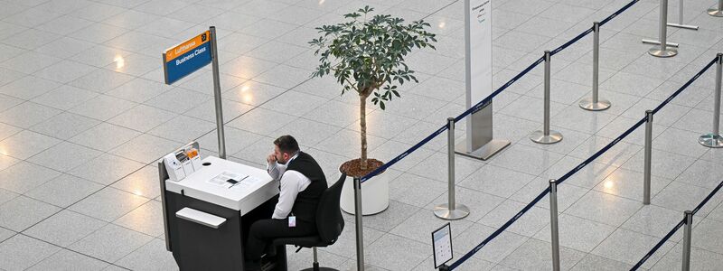 Seit 0.00 Uhr sind Beschäftigte aus dem öffentlichen Dienst der Flughafenbetreiber, den Bodenverkehrsdiensten und den Luftsicherheitsbereichen in verschiedenen Tarifkonflikten im Ausstand.  - Foto: Peter Kneffel/dpa