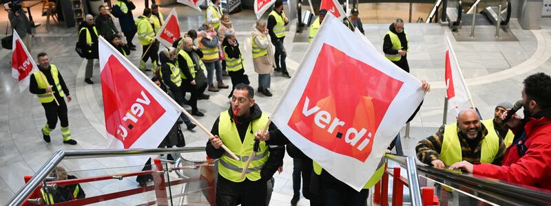 Hintergrund der Warnstreiks sind zwei verschiedene Tarifkonflikte.  - Foto: Bernd Weißbrod/dpa