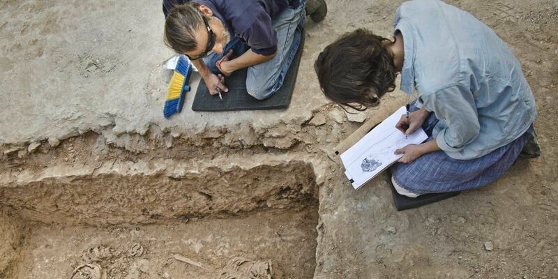 Archäologen finden Leiche von Nonne mit schweren Eisenringen - Foto: Yoli Schwartz/Israelische Altertumsbehörde/dpa