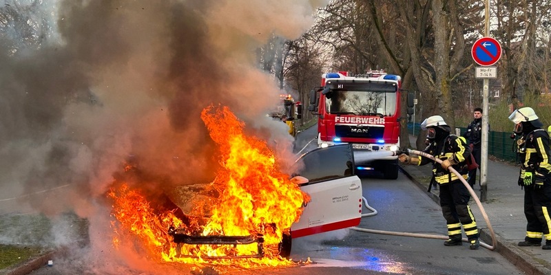 FW Moers: PKW brennt nach Auffahrunfall - Foto: presseportal.de