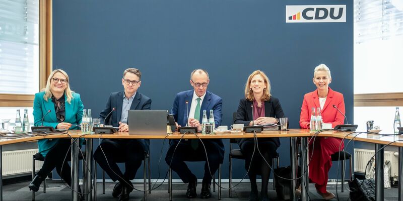 Eine förmliche Zustimmung der CDU-Spitze zum Beginn von Gesprächen über eine neue schwarz-rote Koalition ist eigentlich gar nicht nötig. Aus der CDU kommt trotzdem ein eindeutiges Signal.  - Foto: Michael Kappeler/dpa