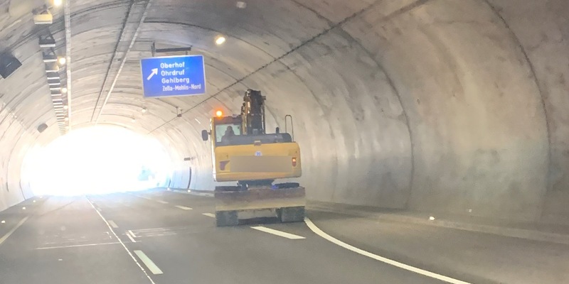 API-TH: Was ist groß, gelb und gehört nicht auf die Autobahn? - Foto: presseportal.de