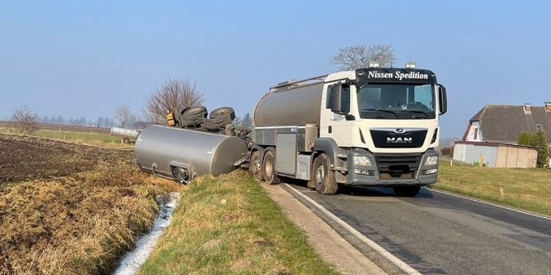POL-FL: Weesby/L1 - Verkehrsunfallflucht, Milchlaster in Graben gefahren, Polizei sucht den Fahrer/die Fahrerin eines Transporters mit Anhänger - Foto: presseportal.de
