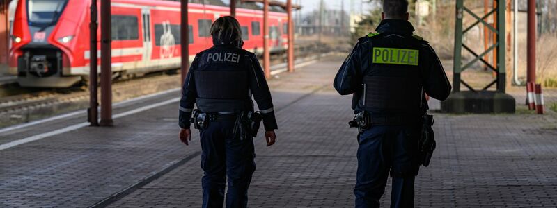 Stationäre Grenzkontrollen sind im Schengen-Raum eigentlich nicht vorgesehen und müssen, da wo sie trotzdem eingerichtet werden, bei der EU-Kommission angemeldet werden. (Archivfoto) - Foto: Patrick Pleul/dpa