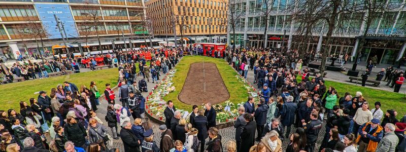 Die Menschen versammelten sich auf dem Paradeplatz. - Foto: Andreas Arnold/dpa