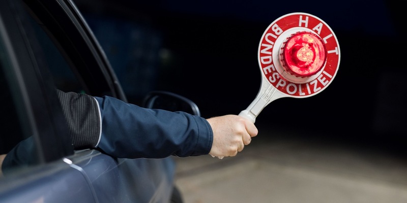 Bundespolizeidirektion München: Deutscher Schleuser am Irschenberg gefasst / Bundespolizei ermittelt wegen Schleuserei und Verschaffens falscher amtlicher Ausweise - Foto: presseportal.de