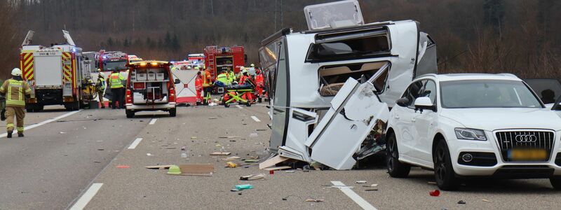 Bei dem Unfall auf der Autobahn 6 sind zwei Menschen ums Leben gekommen. - Foto: René Priebe/-/dpa