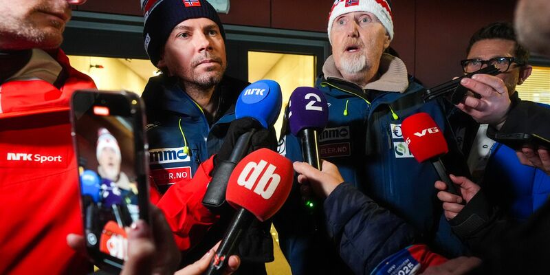 Sprechen in Trondheim: Trainer Brevig und Sportdirektor Aalbu. - Foto: Terje Pedersen/NTB/dpa